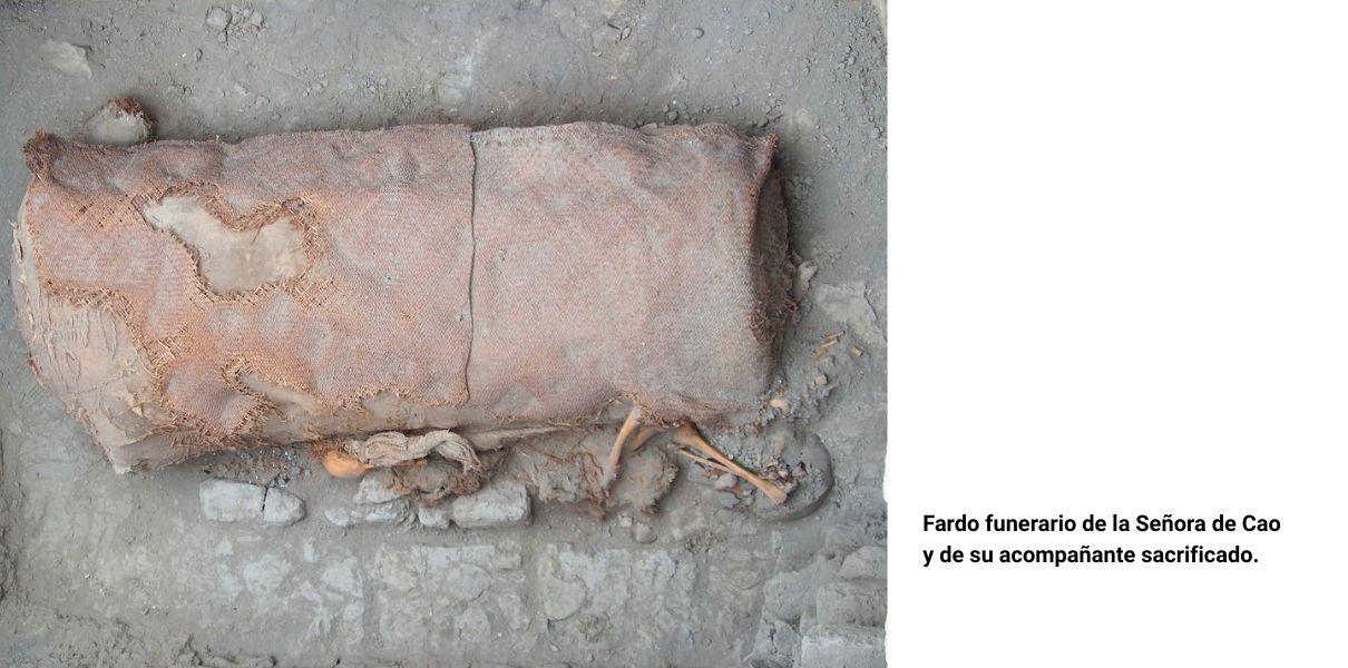 Fardo funerario de la se&ntilde;ora de cao, junto a su acompa&ntilde;ante